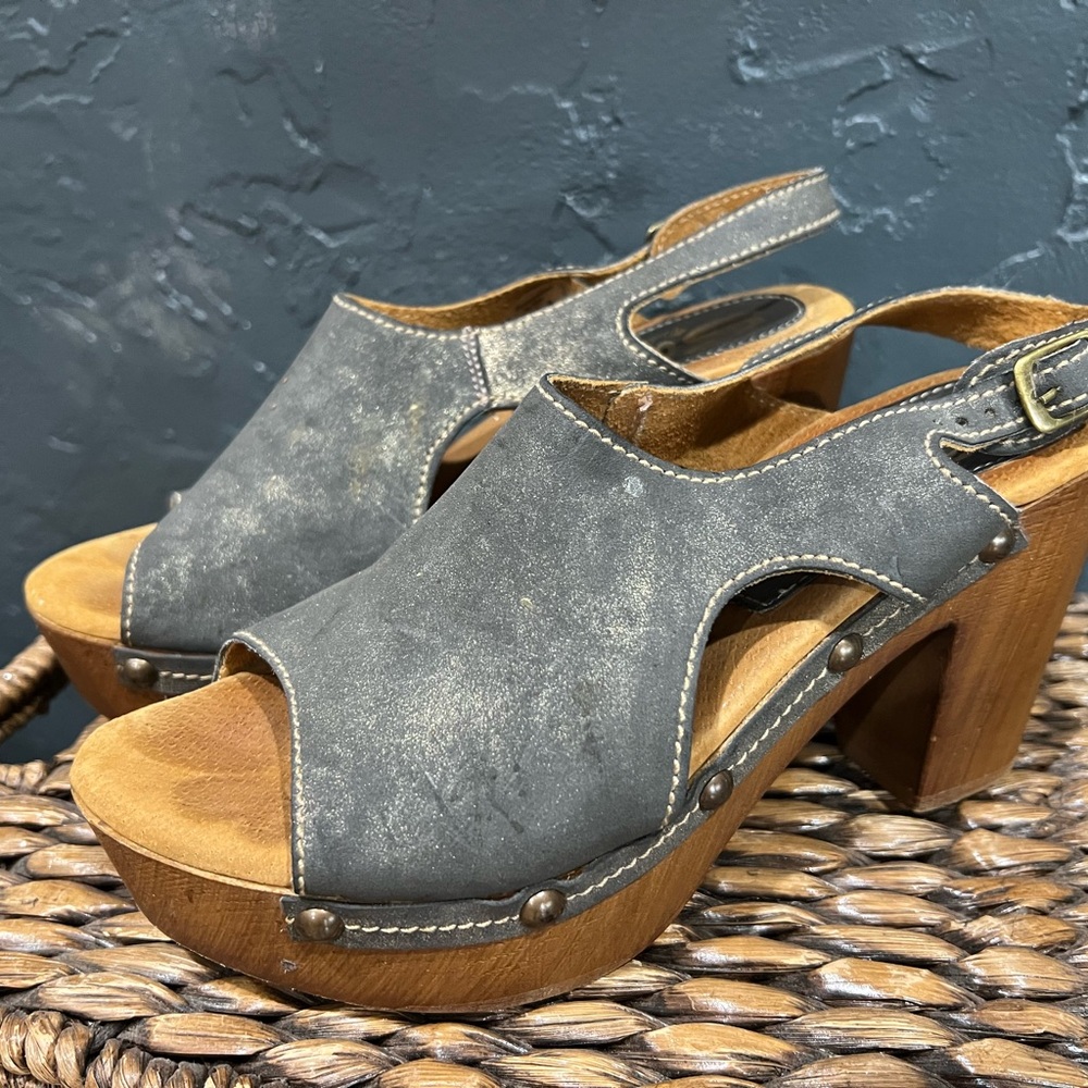 Sbicca Pewter Leather Mules with Wooden Heel EUC